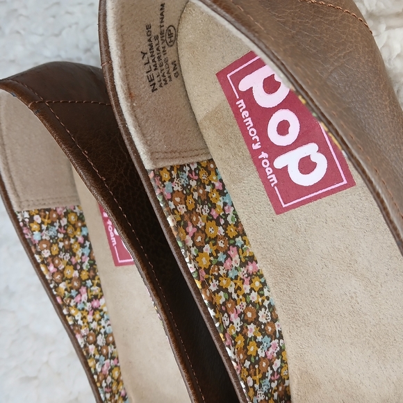 Pop Brown Flats with Crisscross Design - Picture 3 of 9